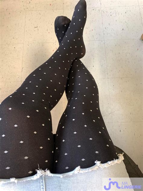 Chantale en collants et minijupe aux travail basnylons nous montre sa lingerie pour la 32ème