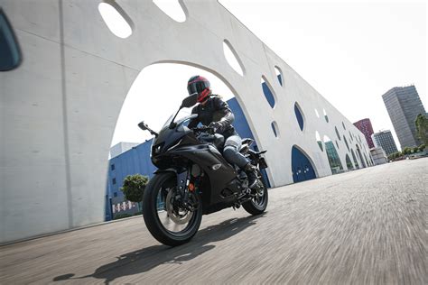 Zdjęcia Yamaha R125 jazda Yamaha MT125 i R125 Hyper naked i supersport w malej pojemnosci Czy