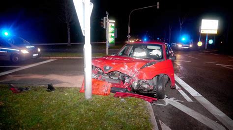 Lkw Stürzt Nach Unfall Um Feuerwehr Befreit Eingeklemmten Fahrer