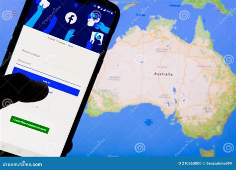 Smartphone Avec Facebooks Cran De Connexion Sur La Carte De L