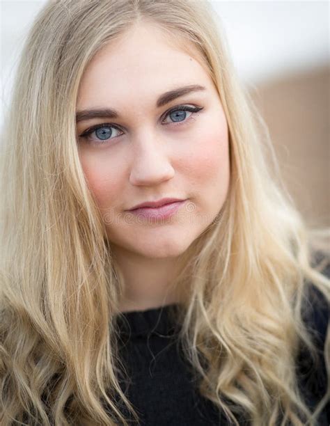 Jeune Adolescente Blonde Pensant Sur La Plage Photo Stock Image Du