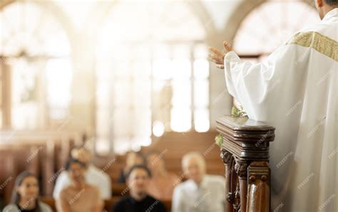 Religión Y Fe De La Congregación Con El Sacerdote En La Iglesia Y La