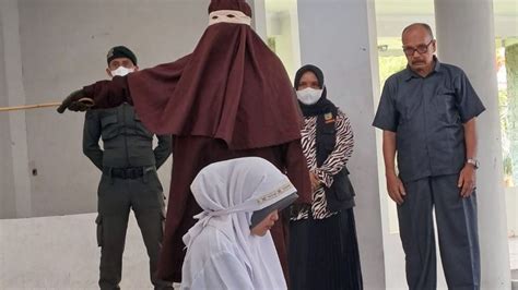 Jaksa Hukum Cambuk Pelaku Perzinaan Di Banda Aceh