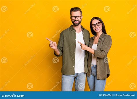Foto Van Aardige Jonge Brunette Mensen Indexeren Een Briljant Hemd Dat Geïsoleerd is Op Gele