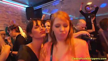 jeune fille salope suce et baise ses strip teaseuses à la fête de la CFNM XVIDEOS