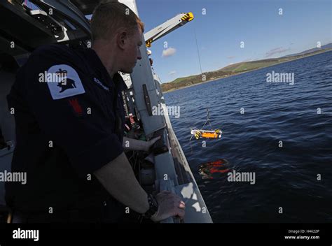 Un Veh Culo Submarino No Tripulado Marinero Es Levantado A Bordo Del