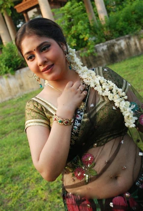 Tamil Hot Aunty In Saree