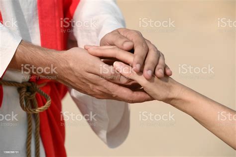 Yesus Kristus Memegang Tangan Wanita Di Padang Gurun Closeup Foto Stok Unduh Gambar Sekarang