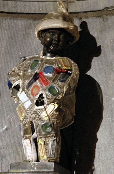 Одежды статуи писающего мальчика в Брюсселе (14 фотографий ...