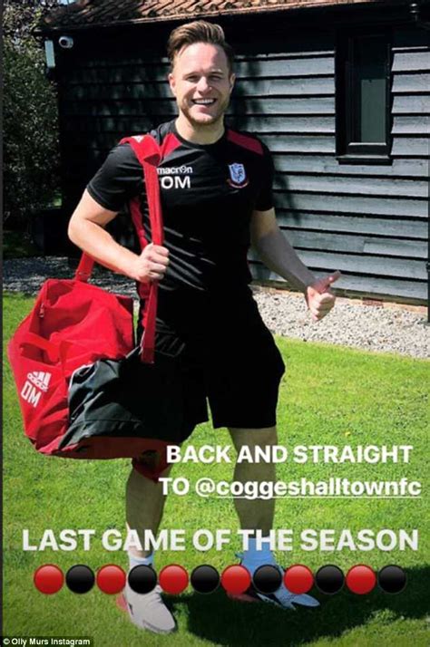 Olly Murs Naked As He Covers His Modesty With A Trophy On Instagram Daily Mail Online