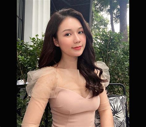 Nữ giúp việc màn ảnh nhỏ diện bikini vào bếp khoe mông cong lưng trần quyến rũ