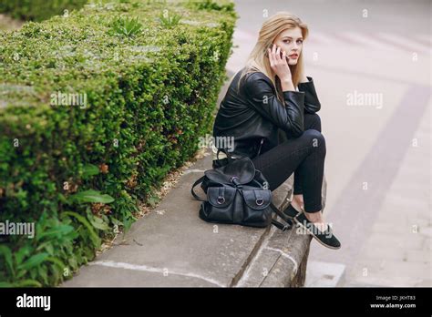 Jolie fille blonde au téléphone Banque de photographies et dimages à haute résolution Page