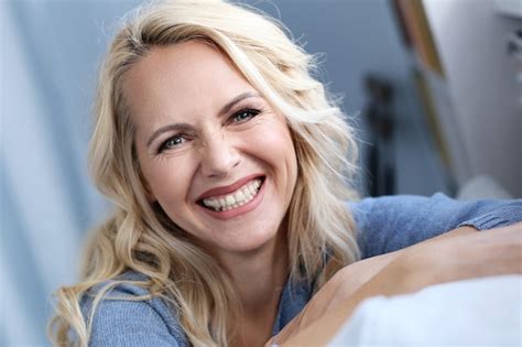 Portrait De Belle Femme Blonde Mature Photo Gratuite