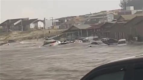 V Deo Tsunami Meteorol Gico Arrasta Carros E Causa P Nico Em Praia De