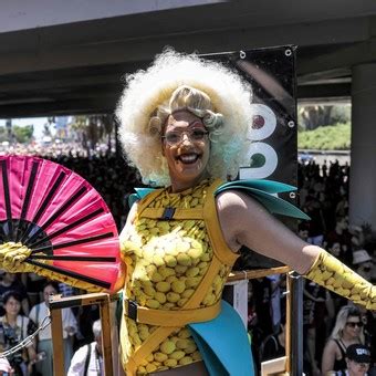 Tel Aviv celebra su emblemática marcha del Orgullo Gay con una participación multitudinaria