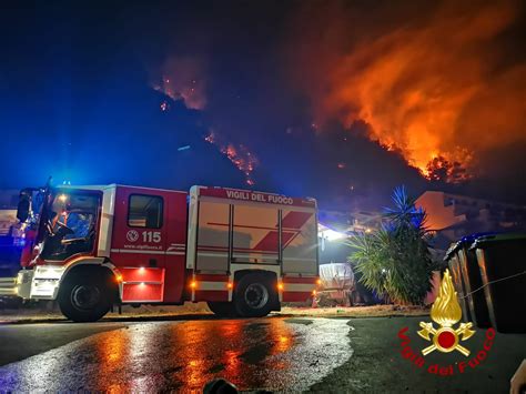 Messina Incendio Tra Acqualadrone Spart E Le Masse Famiglie