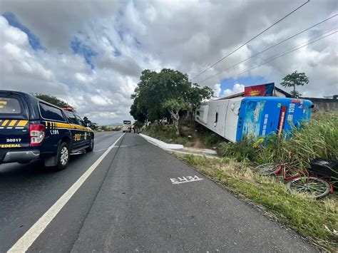 Ônibus que levava romeiros a Juazeiro do Norte tomba na BR 230 e