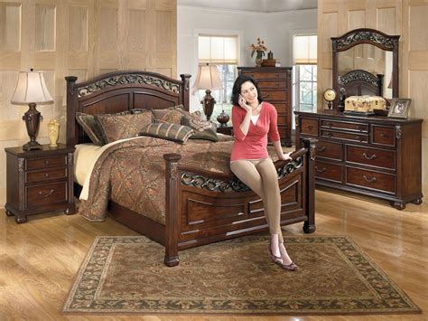 Ashley Leahlyn Piece King Panel Bedroom Set