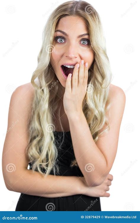 Blonde Magnífico Sorprendido En La Presentación Negra Del Vestido Imagen de archivo Imagen de