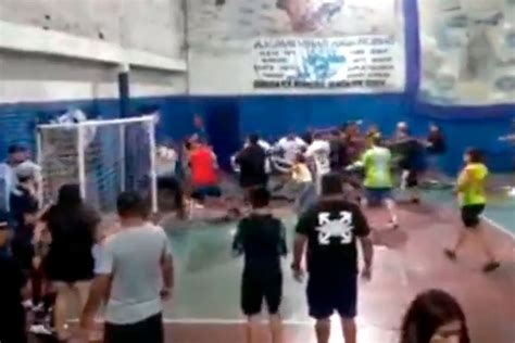 Batalla campal entre padres en un partido de baby fútbol