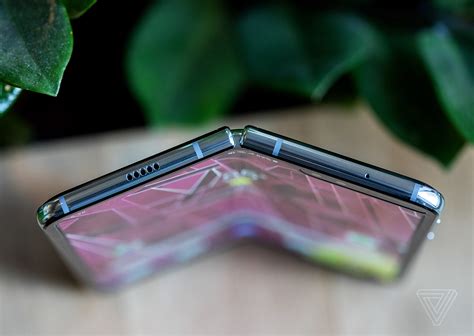 Гибкий смартфон Samsung Galaxy Fold появится на прилавках в сентябре ...
