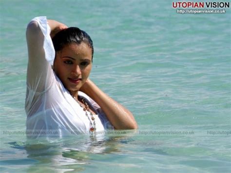 Navneet Kaur Nude Pics Sexy Navel Photos Hot Bikini Saree