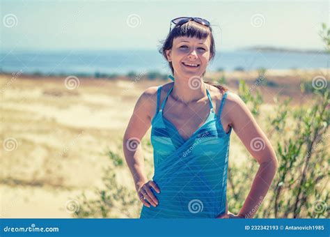 Jovencita Hermosa Con Envoltura De Pareo Bikini Y Gafas De Sol En La Cabeza Posando Imagen De