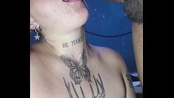 Il l aime à travers sa bouche et sa queue comme il l apprécie XVIDEOS