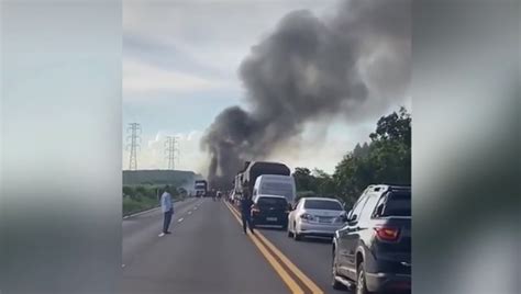 Carreta Carregada Toras De Eucalipto Pega Fogo Na BR 262