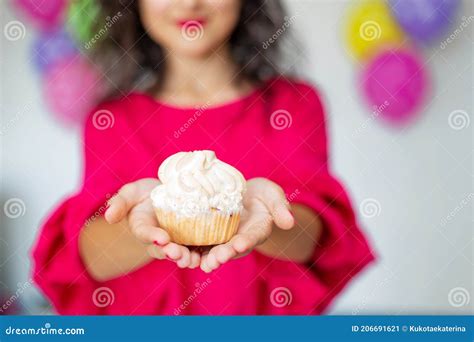 Buon Compleanno Sexy Ragazza Di Brunette In Posa Con Palloncini Fuochi D Artificio Palloncini