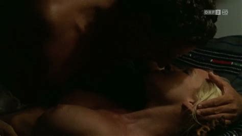 Naked Simone Heher In Klinik Unter Palmen