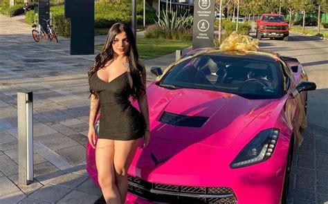 Karely Ruiz presume su nuevo automóvil deportivo de lujo FOTOS Grupo