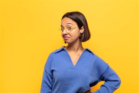 Mujer Latina Joven Que Parece Orgullosa Segura Fresca Descarada Y Arrogante Sonriente
