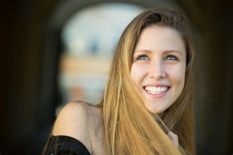 Het Glimlachende Jonge Meisje Van De Blonde Stock Afbeelding Image Of Mooi Volwassen