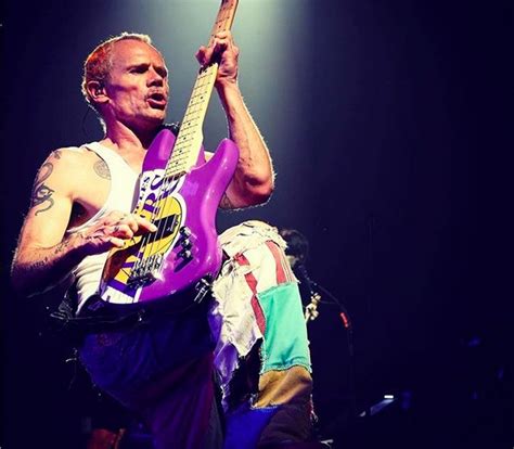 Integrante do Red Hot Chilli Peppers revela que teve experiências gays na adolescência Monet