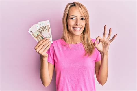 Belle Femme Blonde Tenant Billets De Rouble Russe Faisant Ok Signe Avec Les Doigts Souriant