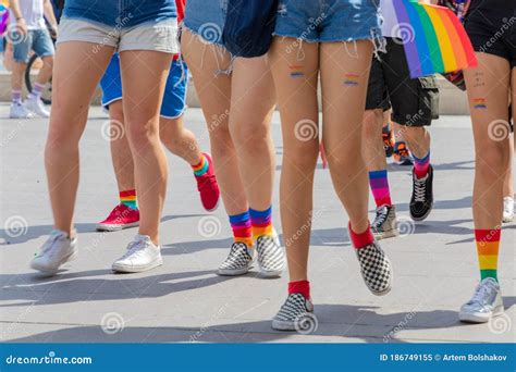 Niñas Y Niños En Calcetines De Arco Iris Yendo a Un Desfile Gay Imagen de archivo Imagen de