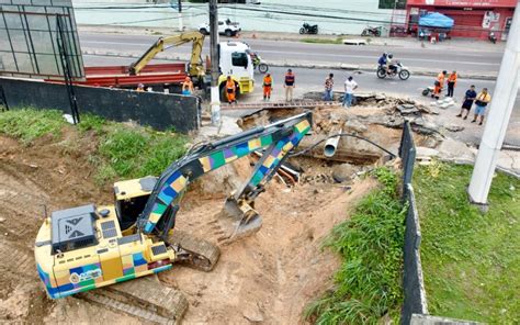 Cratera Se Abre Em Trecho Da Avenida Constantino Nery