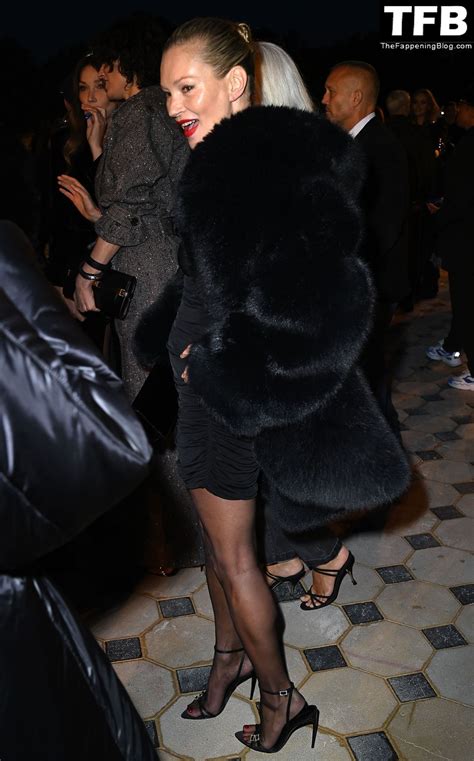 Kate Moss Flashes Her Nude Tits As She Arrives At The Saint Laurent Fashion Show In Paris