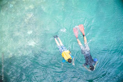 沖縄県の離島宮古島 イムギャーマリンガーデンのビーチで泳ぐ親子の写真 Foto De Stock Adobe Stock