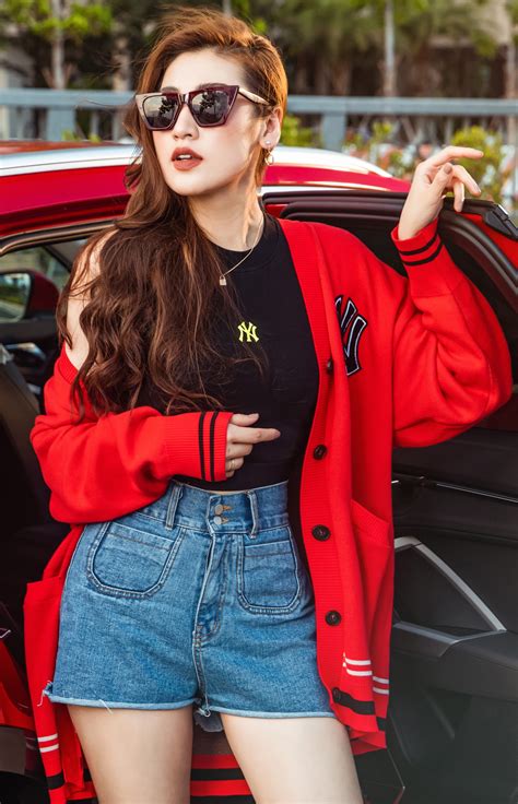 Á hậu Tú Anh tái xuất showbiz khoe vẻ đẹp mòn con mắt bên hot boy Việt Kiều m