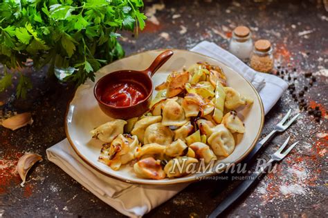 Жареные пельмени с луком на сковороде - рецепт с фото пошагово