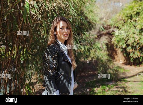 Jeune femme blonde en tenue de cuir Banque de photographies et dimages à haute résolution Alamy