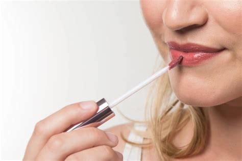 Master The Art Of Choosing And Applying Nude Lip Gloss