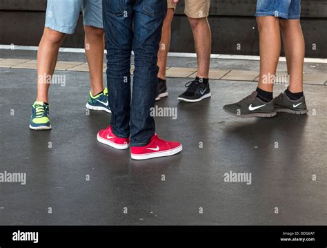 Total 89+ imagen people wearing nike shoes - Abzlocal.mx