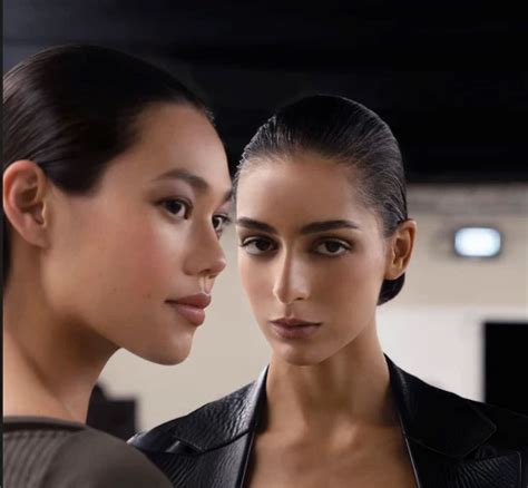 Labios borgoña o nude piel nívea y smokey eyes el beauty look de Chanel es perfecto para