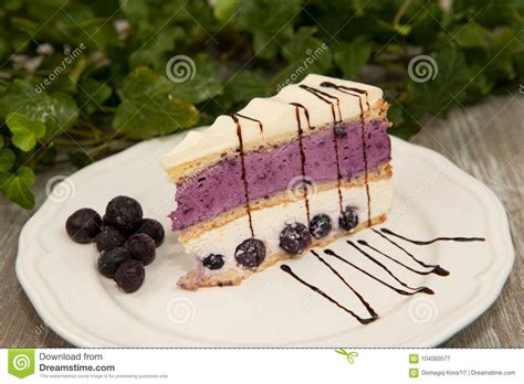 Rebanada De Torta Con Las Zarzamoras Y El Chocolate Blanco En Una Placa