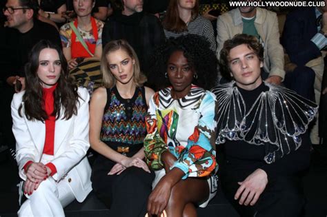 Samara Weaving No Source Posing Hot Beautiful Celebrity Babe Sexy Nude Celebrities Mobile