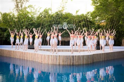 Thí sinh Hoa hậu VN diện bikini khởi động chung kết Tuổi Trẻ Online