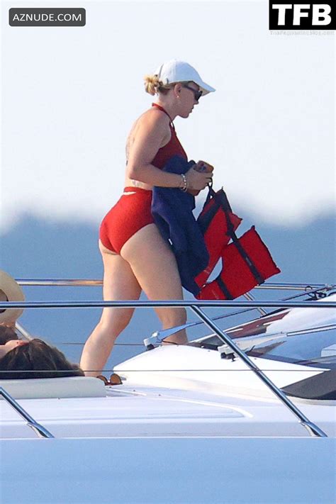 Scarlett Johansson Sexy Seen Flaunting Her Hot Figure Wearing A Red